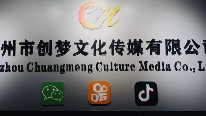 撰写邀约邮件时，要简洁明了地介绍自己、企业及邀约目的。以下是一些要点：